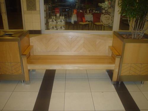 BENCH 1